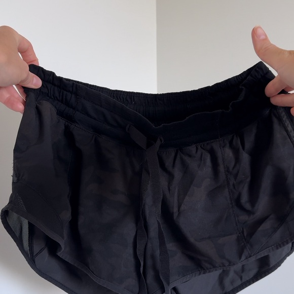 Lululemon hot short size 4 in black camo - Picture 7 of 7